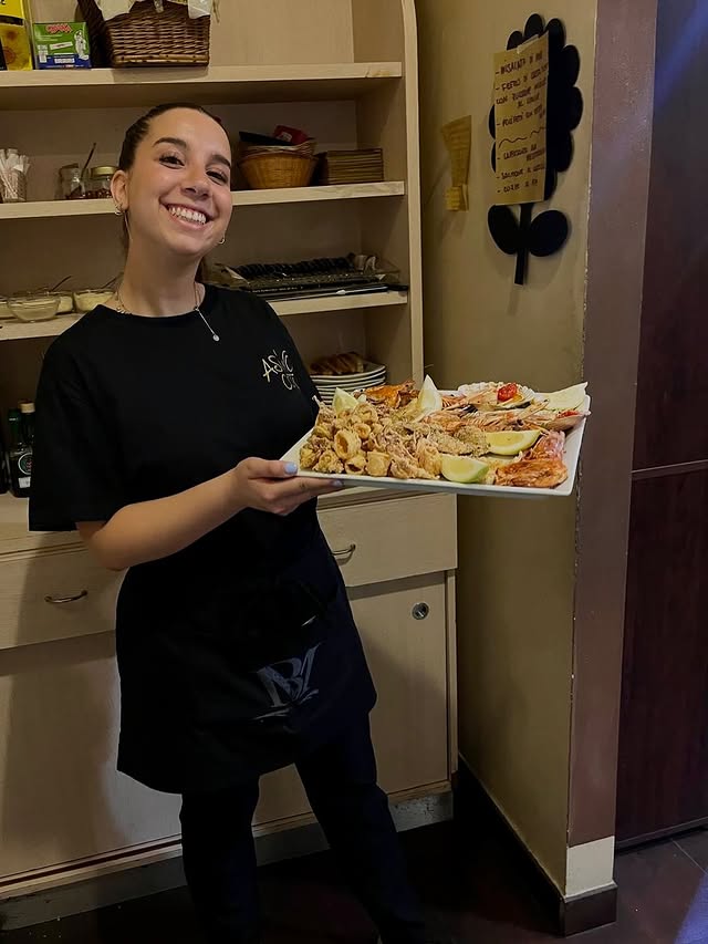 Lo staff con il piatto di mare