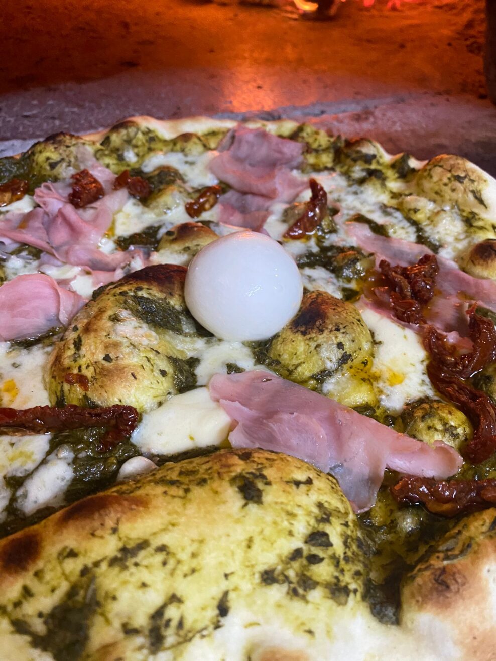 Pizza artigianale dal forno a legna